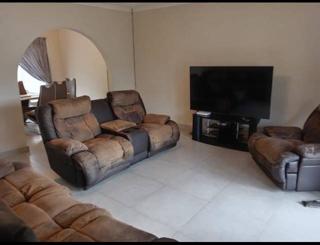 3 BEDROOM SIMPLEX FOR SALE IN ESCOMBE